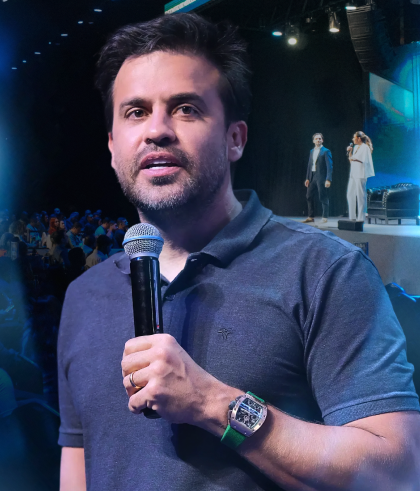 Pablo Marçal durante palestra em evento empresarial
